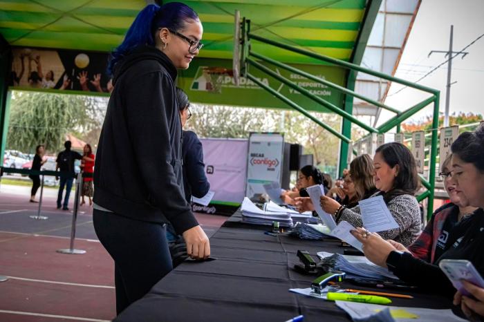 Entrega Apodaca becas ‘Contigo’ a estudiantes de preparatoria y facultad
