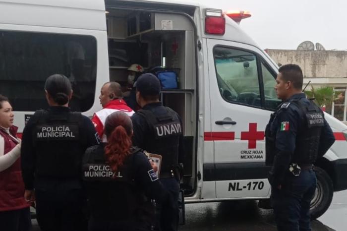 Apoyan ProxPol Escobedo y paramedicos a bebita abandonada en cuarto de baño